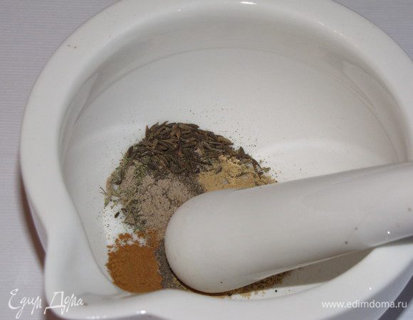 Тем временем приготовить фарш. В ступке смешать специи с солью и потолочь.