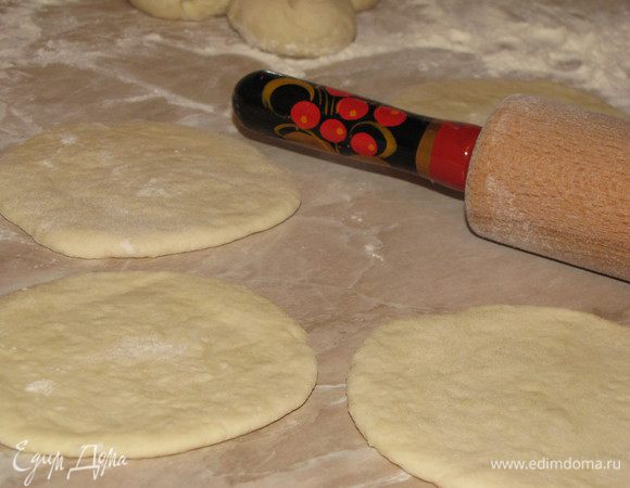 Разделить тесто на части и раскатать каждую в круг диаметром примерно 10 см и 7 см в толщину.