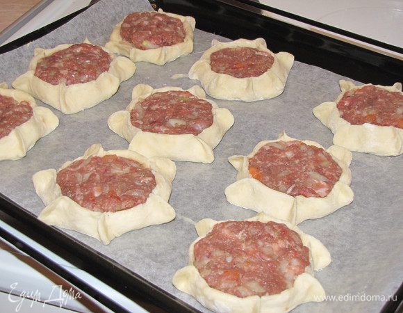 На каждый круг положить фарш, формируя из него лепешку.  Плотно прижать фарш к тесту, края защипнуть.
Переложить пирожки на противень, застеленный промасленной пекарской бумагой и выпекать при 180 гр.15-18 минут. 