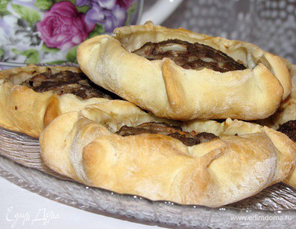 Низ пирожков и края должны подрумяниться, а начинка подсохнуть.  В журнале пирожки рекомендуют подавать с йогуртом, но с горячим чаем тоже ничего! Приятного аппетита!