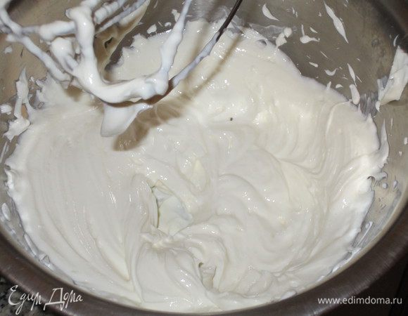 Сливочный сыр взбить.