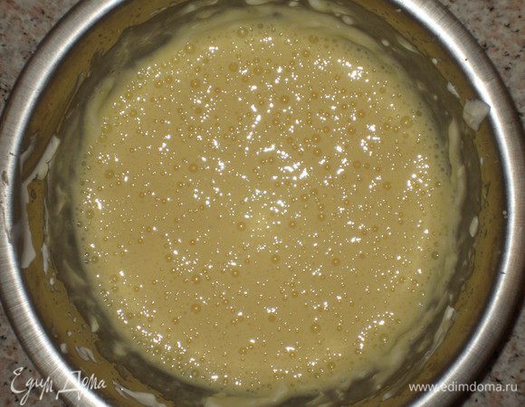 Добавить сахар (70 г), яйцо, щепотку соли и ещё раз взбить массу.