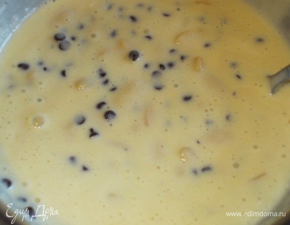 Добавить шоколадные капли, миндаль,перемешать.