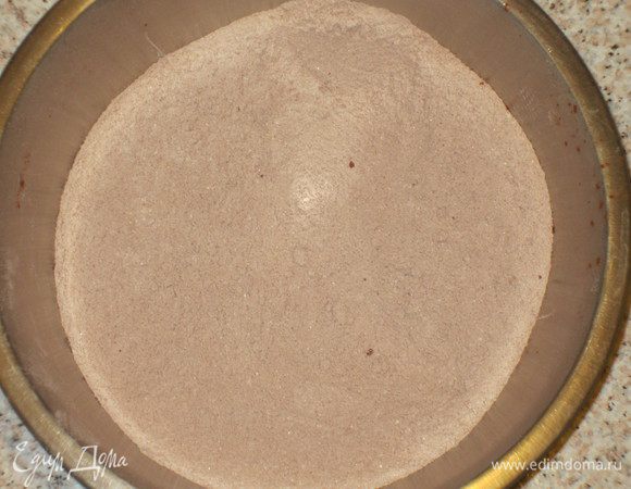 Смешать сухие ингредиенты: просеянную муку,соду,какао, оставшейся сахар,ванилин, щепотку соли.