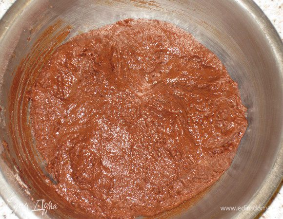 Соединить масло,воду,уксус и ввести в сухую смесь.Хорошо перемешать.