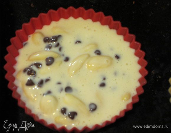 В формочки для кексов выложить по 2 ст.л. шоколадного теста и по 2 ст.л. сливочного крема.