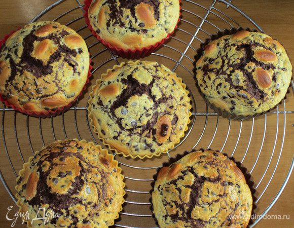 Выпекать в разогретой до 180°С духовке 25-30 минут. Остудить на решётке.