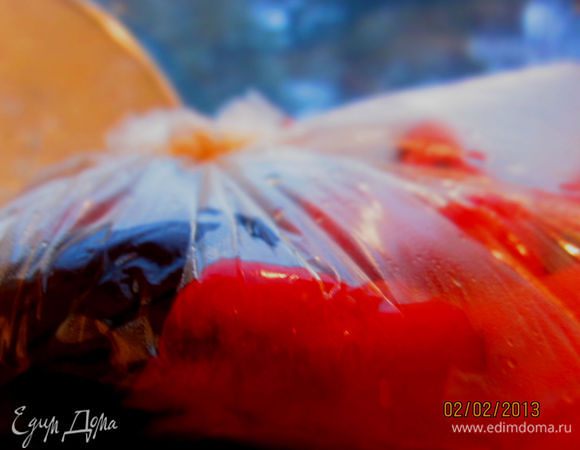 после положить все в мешок, выпустить воздух и дать остыть...тогда очиститься легче шкурка,
вытащить семена, снять шкурку и порезать