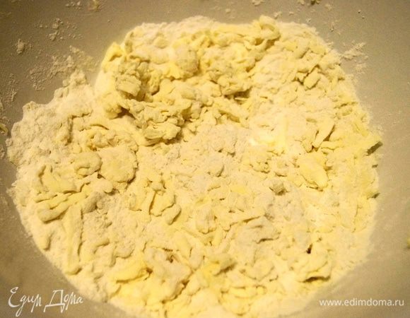 В чашку насыпаем муку, миндальную муку, добавляем сахар и трем туда холодное сливочное масло и аккуратненько растираем его с мукой.
