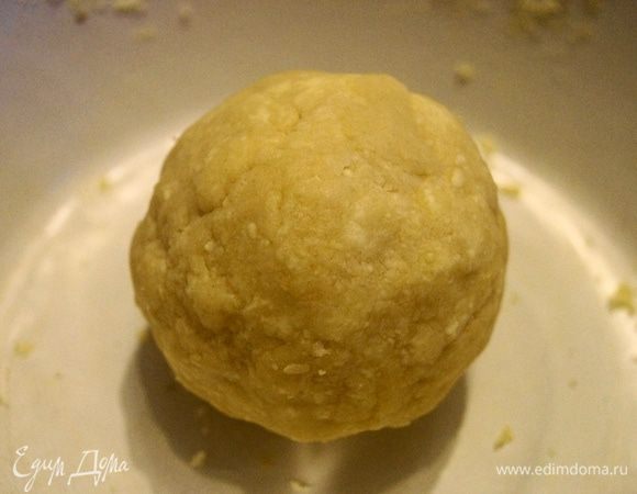 Через мелкое сито протираем желтки к мучной массе и замешиваем тесто, собирая его в комок, заворачиваем в пищевую пленку и убираем в холодильник на 30 минут.