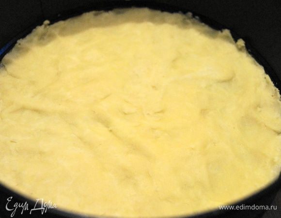 После этого выкладываем тесто в форму для выпечки (с высокими краями) и аккуратно распределяем по низу формы, и ставим выпекать в разогретую 200 градусов духовку, на 10-12 минут.