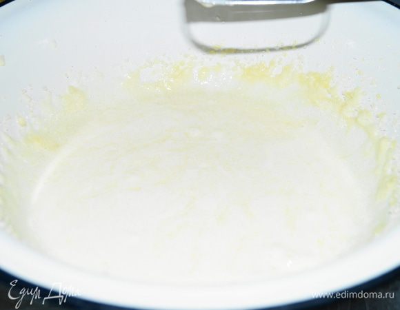 Для суфле: Отделить белки от желтков. Желтки взбить с 350 г сахара и добавить 20 мл лимонного сока.