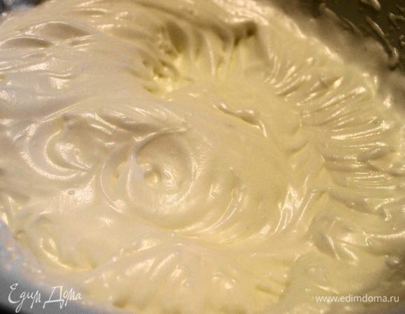 Растворить желатин в горячей воде и дать остыть ему до комнатной температуры. Белки взбить со 100 гр.сахара, до устойчивых пиков, добавить остатки лимонного сока.