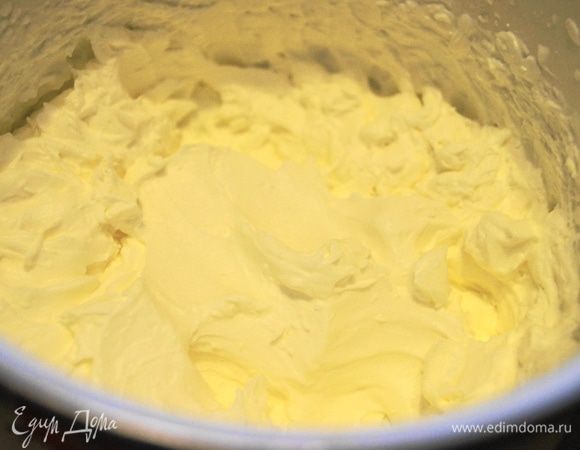 Отдельно взбить сливки до устойчивых пиков