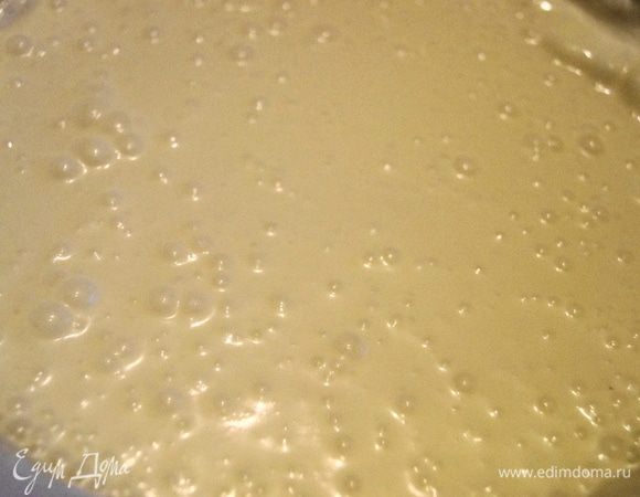 Аккуратно, при помощи миксера, на самой медленной скорости, смешать все 3 массы. Добавить желатин, вливая его тонкой струйкой. Аккуратно перемешать.