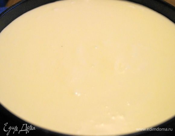 Готовый песочный корж немного остудить и залить его лимонным суфле, аккуратно разровнять. Сверху накрыть пленкой и убрать в холодильник на ночь.