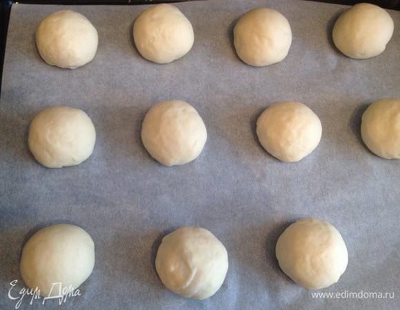Разделите тесто на кусочки по 30–40 г и дайте им постоять 5 минут, сформируйте из них круглые булочки. Поставьте в теплое место (30°C) подходить примерно на 1 час.