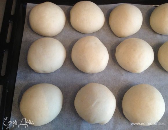 Вот такие они получаются пышные! Смажьте их взбитым яйцом и выпекайте в разогретой до 220°C духовке примерно 10–15 минут.