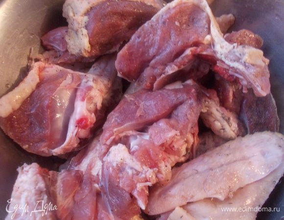 Утку порезать на небольшие кусочки, посолить и поперчить. Оставить на пару часов.