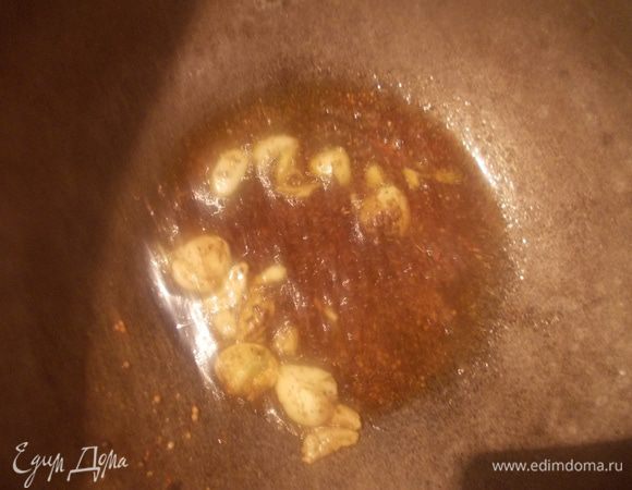 Через минутку добавить специи и продолжать обжаривать. Когда почувствуете  сильный аромат и чеснок станет желтеньким , значит пора его вытащить.