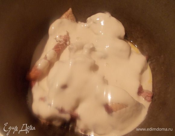 Затем заливаем её ряженкой, накрываем крышкой и тушим до готовности на медленном огне.