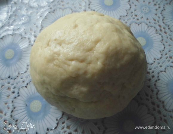 Муку с разрыхлителем просеять через сито в творожную массу, замесить тесто. Может понадобиться еще немного муки. Тесто должно оставаться очень мягким, но не липнуть к рукам. Отставить его ненадолго в сторону.