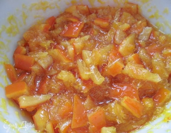 Духовку разогреть до 200 градусов. Мармелад нужно немного измельчить и добавить к нему апельсиновый сок или ликер. Я ничего добавлять не стала, чтобы начинка не оказалось слишком жидкой и не вытекла. На фото еще не измельченный мармелад. 