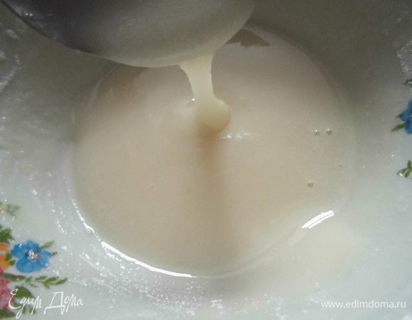 Для глазури сахарную пудру просеять через сито и смешать с апельсиновым соком. Советую ее делать сразу перед  украшением, чтобы она не засахарилась. 