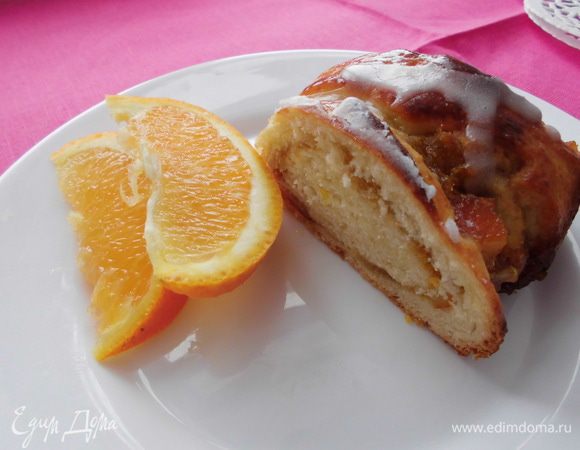 Очень советую украсить апельсином, который в данном случае служит не только элементом декора, но еще и вкусным дополнение к пирогу, который оттеняет сладкий вкус небольшой кислинкой. Приятного аппетита!