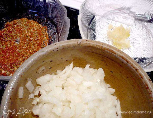 Лук, сельдерей и морковь мелко нарезать. Смешать все приправы, добавить имбирь. Чеснок мелко натереть: http://a0.edimdoma.ru/data/recipe_steps/0021/4258/214258-thumb3.jpg?1359808420