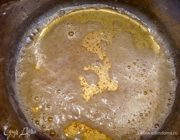 Сливочное масло растопить в сотейнике и оставить его на медленном огне на несколько минут, пока оно не начнет приобретать коричневый оттенок.