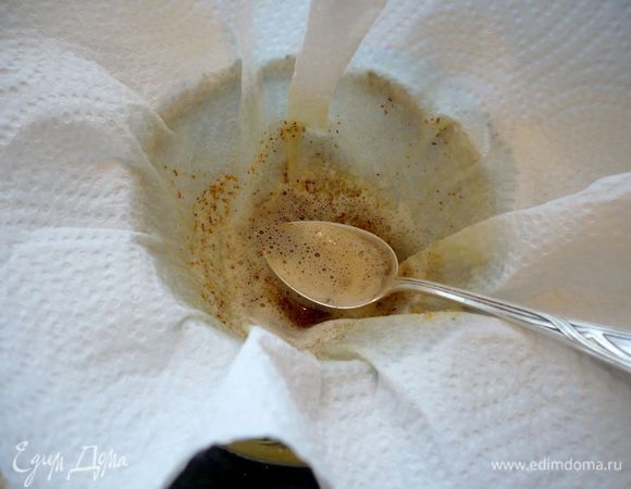 Небольшое сито выкладываем бумажным полотенцем и ставим на миску. Наливаем масло в сито и даем ему стечь.