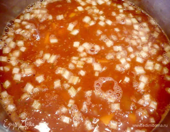 Бульон разогреваем, кладем лук, даем покипеть ему пару минут, добавляем пассерованные томаты и кладем чеснок. Затем засыпаем рис, вводим половину нашей смеси специй и варим буквально 5 минут. Накрываем крышкой и выключаем огонь.