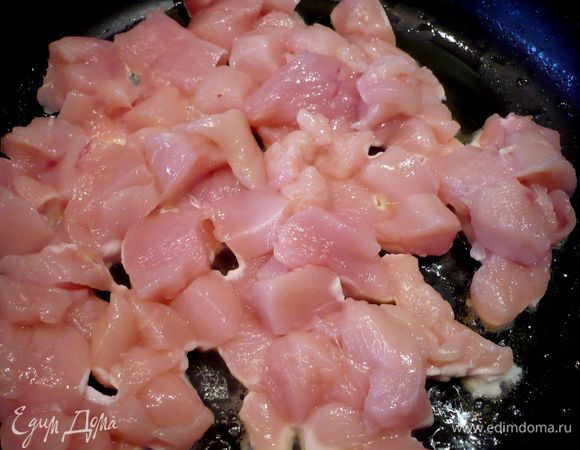 Духовку разогреваем до 180°C. Филе нарезаем на небольшие кубики. Разогреваем на сковороде 3 ст. л. сливочного масла и жарим на нем грудку до готовности. Солим.