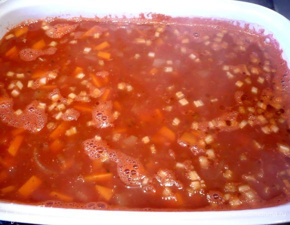 Рис с соусом заливаем в смазанную оливковым маслом форму, закрываем ее фольгой и ставим в духовку на 25 минут. Затем укладываем в форму филе грудки, снова закрываем фольгой и готовим еще 20 минут.