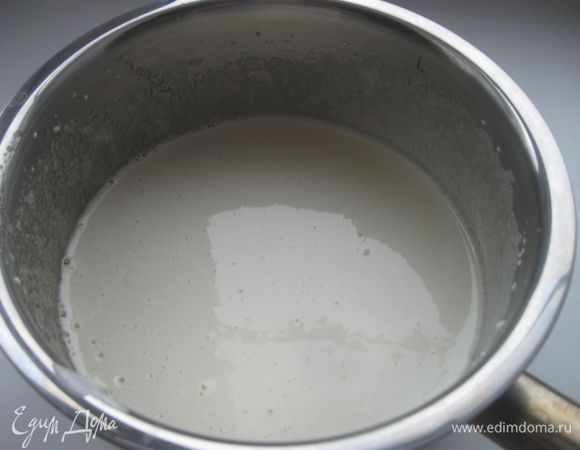 Сначала приготовить бисквит. Яичные желтки, постепенно подливая горячую воду и добавив 100 г сахарного песка, ванильный сахар и соль, растереть в пенистую массу.

