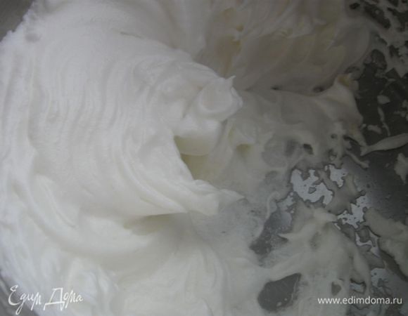 В круто взбитый яичный белок добавить остальной сахарный песок. Когда взбитый белок окончательно затвердеет, положить его на желтковую массу, просеять муку, смешанную с содой, крахмал, и слегка перемешать все венчиком.

