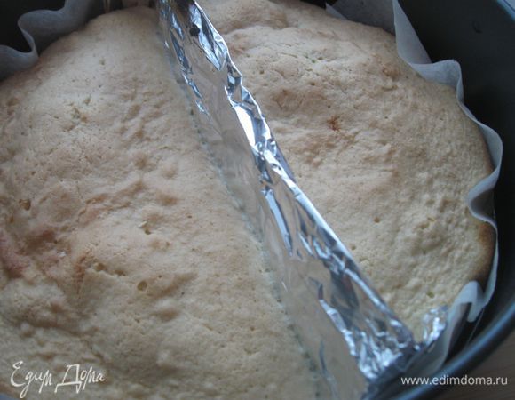 Дно формы для выпечки смазать оливковым маслом, застелить бумагой для выпекания. Бисквитную массу распределить равномерно с двух сторон от фольги, разделяющей форму надвое.  Выпекать при температуре 180 градусов 25-30 минут.  Может потребуется чуть меньше времени или больше, не открывайте первые 20 минут духовку, потом  проверьте  готовность зубочисткой или деревянной палочкой. У выпеченного изделия не должно быть коричневой корки.