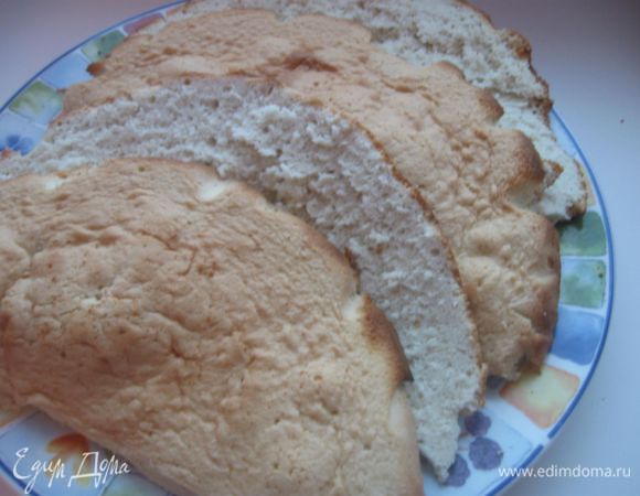 После полного охлаждения бисквит  разрезать в горизонтальном направлении.

