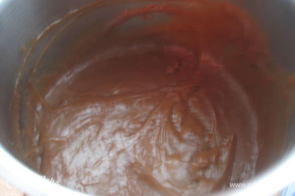Крем шоколадный №1 Кофе, сахарный песок и молоко 125мл довести до кипения. В оставшееся молоко подмешать какао-порошок и крахмал и вылить эту смесь в кипящую жидкость, всыпав одновременно просеянную сахарную пудру. Когда масса полностью остынет, подмешать ее ложками к взбитому до образования пены сливочному маслу.