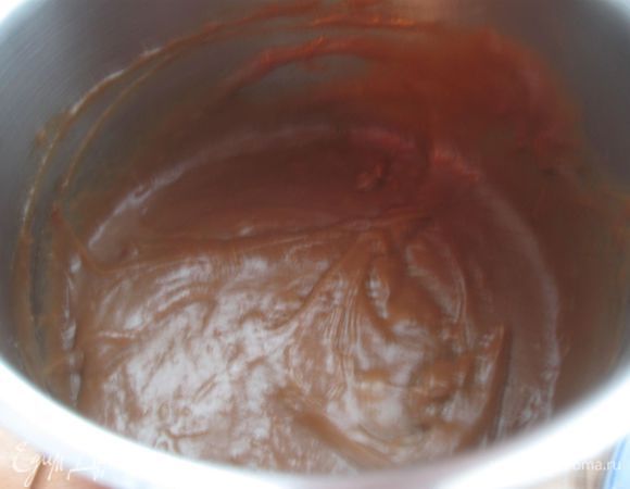 Крем шоколадный №1
Кофе, сахарный песок и  молоко 125мл довести до кипения. В оставшееся молоко подмешать какао-порошок и крахмал  и вылить эту смесь в кипящую  жидкость, всыпав одновременно просеянную сахарную  пудру. Когда масса полностью остынет, подмешать ее ложками к взбитому до образования пены сливочному маслу.
