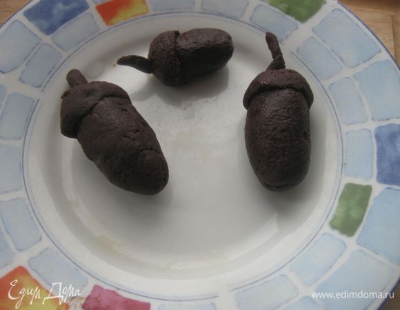 Крем шоколадный №2
Этот крем применен для ствола дуба и часть его 20 г для украшения (желудь) Остаток крема для украшения  необходимо завернуть в пленку и убрать в холодильник минимум на 2 часа.
Приготовление крема. Шоколад растопить на водяной бане, влить мед и размешивать, пока масса не станет однородной. Когда  масса немного остынет, добавить сливки и размешать. Положить торт «на спил», промазать кремом внешнюю полукруглую часть (кора дуба), нанести рельеф коры вилкой. 
