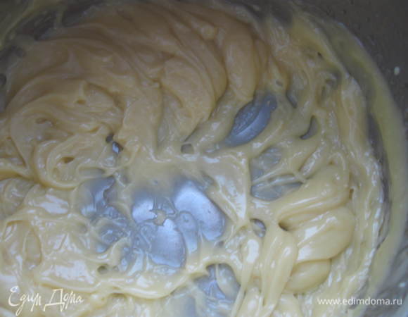 Спил и верхнюю часть покрыть светлым кремом. Вилкой провести годовые кольца на верхней части, продольные на боковом спиле. Светлый крем: В кастрюлю насыпать сахарный песок, залить  кипяток, размешивать до полного растворения сахара. Снять, охладить до полного растворения. Во второй кастрюле нагреть масло до консистенции густой сметаны, взбить венчиком, постепенно, небольшими порциями добавлять сахарный сироп до образования пышной массы. Перед окончанием добавить коньяк.

