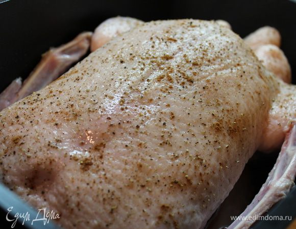 Утку хорошенько промыть, присыпать солью и перцем изнутри....смазать маслом, посолить и поперчить сверху. Шейку и печень утки можно положить вовнутрь 