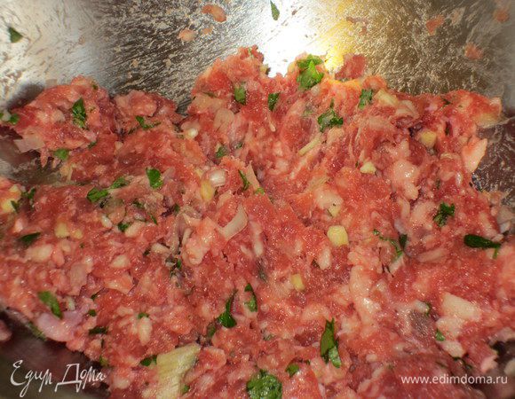 Лук,чеснок и петрушку мелко порубить и смешать с рубленым мясом.
