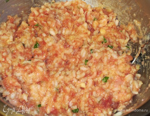 Добавить желтки,посолить,поперчить и приправить перцем чили. Добавить рис и панировочные сухари (добавить столько,чтобы из приготовленного фарша можно было сформировать шарики).Хорошо перемешать.