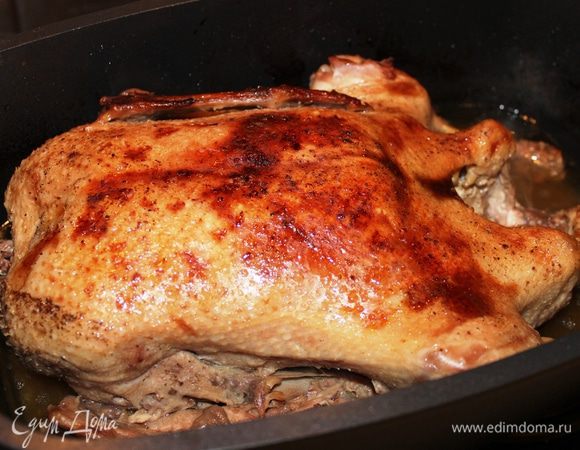 Накрыть крышкой и поставить в разогретый духовой шкаф...запекать при температуре 230-250 градусов 1 или 1,5 часа. После этого крышку снять и запекать в открытом виде еще 30 минут (утку можно перевернуть, чтобы поджарилась со всех сторон).