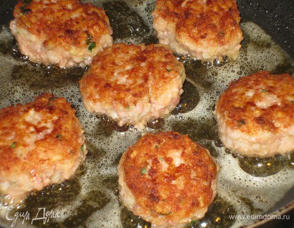 Оливковое масло разогреть в сковороде.Из фарша мокрыми руками сформировать небольшие биточки и обжарить их со всех сторон в масле.