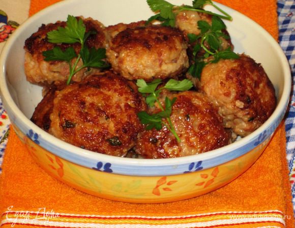 Готовые биточки подать с соевым соусом или томатным кетчупом.Приятного аппетита:)