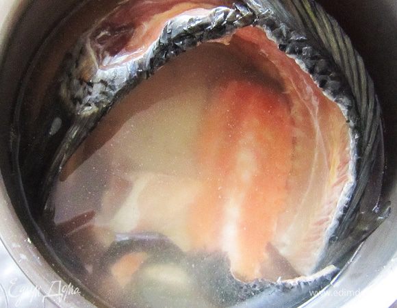 Для рыбного бульона я взяла "остатки" двух рыб после приготовления филе. Как раз небольшого количества мяса рыбы и хватит для супа. Итак, закладываем наши рыбные "остатки" в кастрюлю, заливаем 2,5 л воды и варим бульон в течение 20-30 мин., не забывая посолить, добавить горошины горького и душистого перца, лавровый лист, базилик, пару капель лимонного сока.